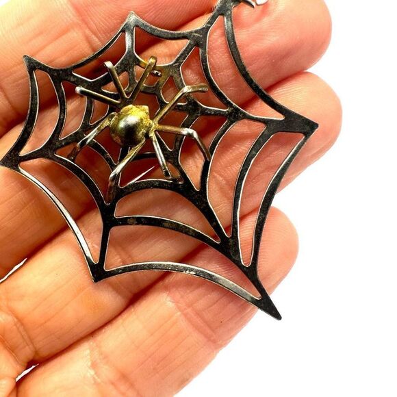 Two tone spider web pendant necklace - Picture 4 of 8